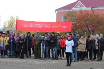 И снова, как в былые времена, в поселке на площади с красными транспарантами собрались комсомольцы…